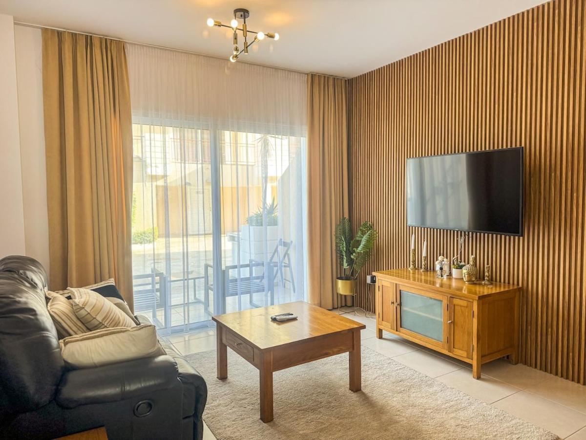 Townhouse In Gardens Gated Complex, 200mbps Wifi Apartment Paphos